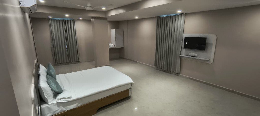 Spacious luxury guest room at Hotel Taj Palace